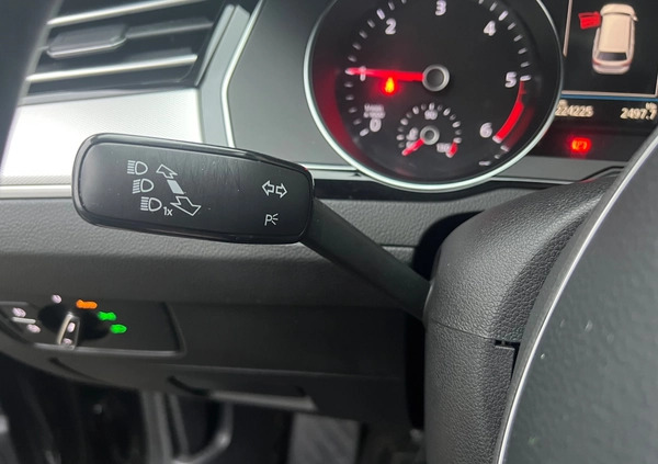 Volkswagen Passat cena 53900 przebieg: 224000, rok produkcji 2017 z Goniądz małe 704